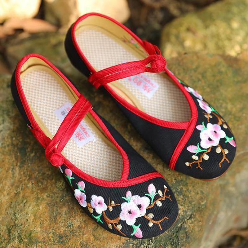 Exquisite Women Ethnic Flower Embroidery Black Cloth Shoes